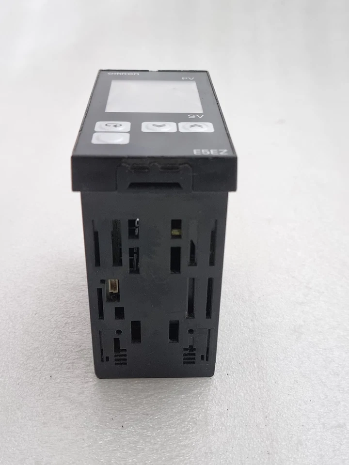 One Used Omron E5EZ-C3T Temperature Controller 100-240Vac 50/60Hz